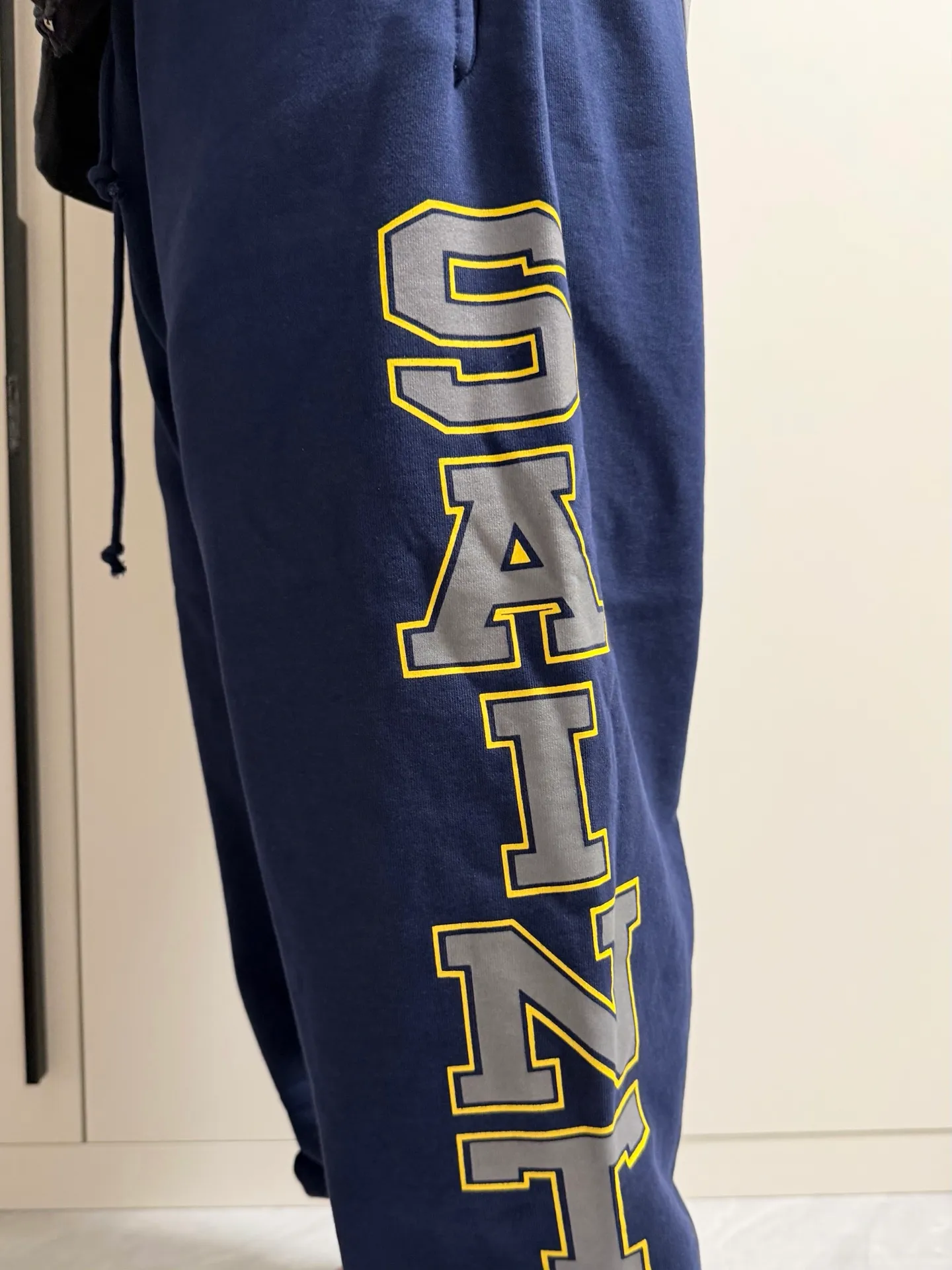 SAINT Mxxxxxx SWEAT PANTS/SAINT/NVY Reflective SAINT sweatpants Blue S-XL Original mold opening Loose tailoring Four needles and six lines boneless technology Top printing technology 3M reflective paste The best reflective effect in the industry Correct version Original consistent main mark/wash mark/cherub anti-counterfeiting